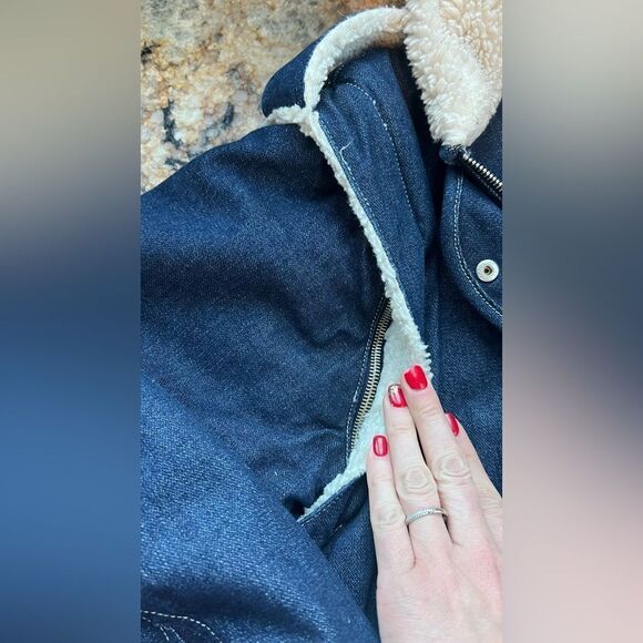 Wrangler quilted, jean jacket with Sherpa collar and accent/ convertible to vest - Picture 4 of 8